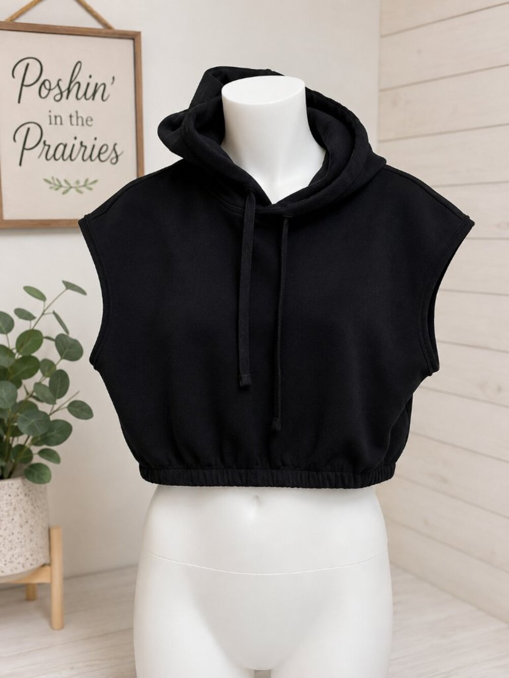 4 for $25 🖤 Calvin Klein Jeans Cropped Sleeveless Hoodie – Size Large 🖤
